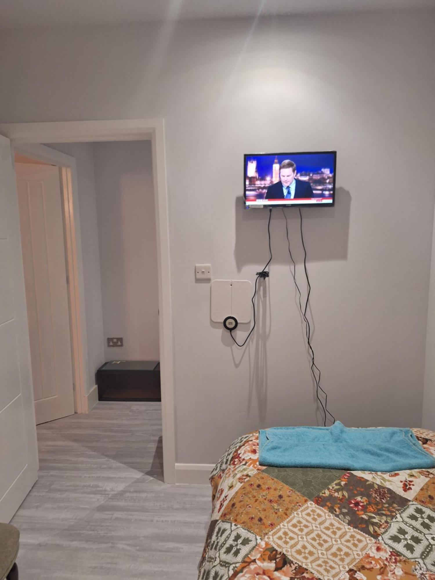 Northolt  Budget Single Room Only For One Adult - Shared Flat מראה חיצוני תמונה
